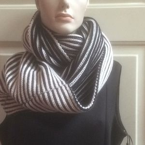 Kate Spade Infinity black&white acrylic scarf
